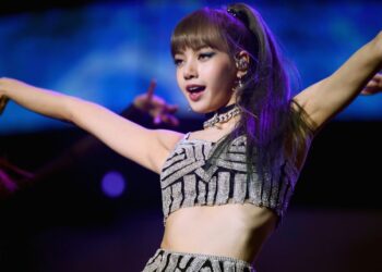 Lisa of BLACKPINK dominates the worldwide charts with her solo release, “ROCKSTAR.”