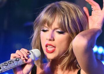 Following the Eras Tour show, Taylor Swift spends a night out in Dublin with Travis Kelce and Stevie Nicks at a pub.
